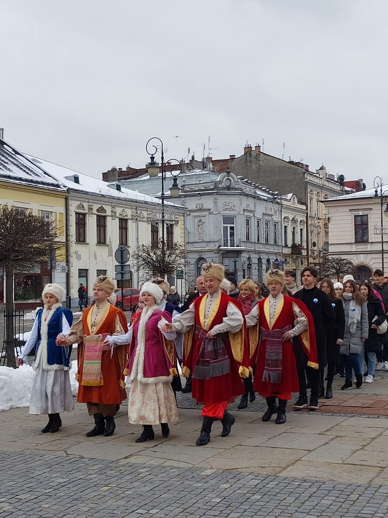 Zdjęcie IMG-20230127-WA002797cc3da4-ed76-43f8-9157-76099caf49de.jpg w galerii Polonez na płycie sądeckiego Rynku